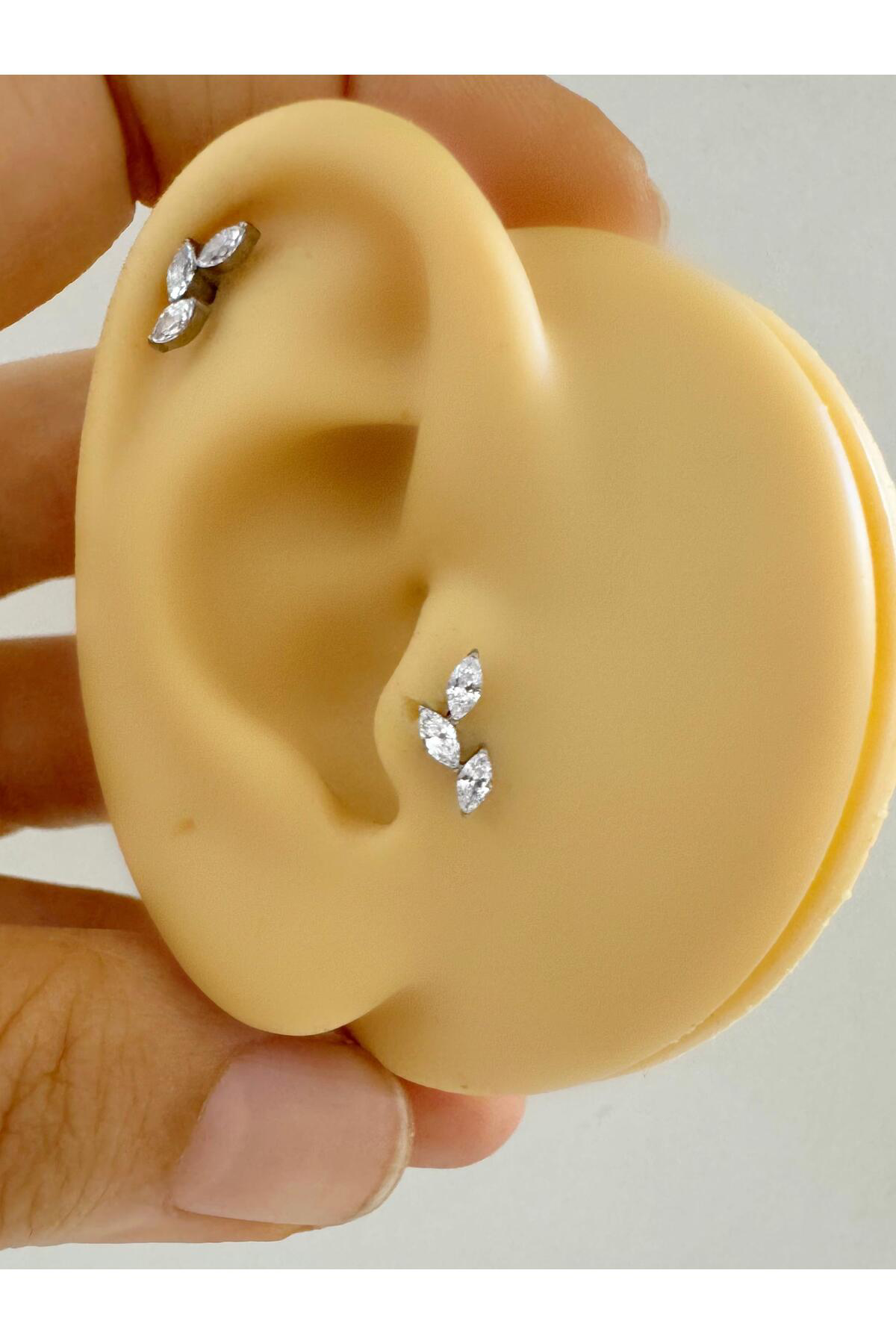 1 Adet G23 Titanium ( Titanyum ) Zirkon Taşlı Tragus Helix Lobe Uyumlu Piercing