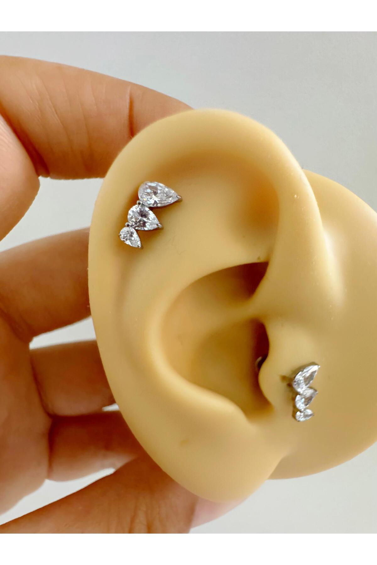 1 adet G23 TİTANİUM ( titanyum) zirkon taşlı tragus kıkırdak  conch flat  helix lobe uyumlu piercing