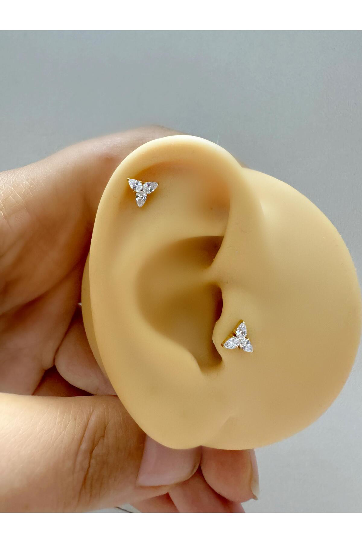 1 adet G23 TİTANİUM ( titanyum) zirkon taşlı tragus kıkırdak  conch flat  helix lobe uyumlu piercing