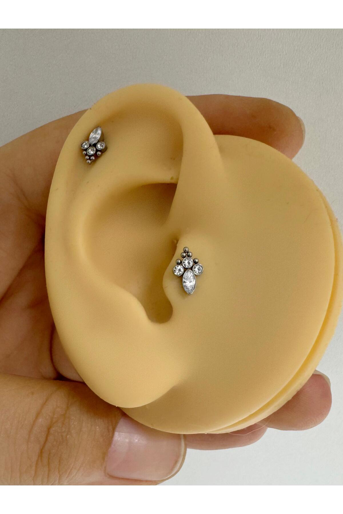 1 ADET G23 TİTANİUM ( TİTANYUM) ZİRKON TAŞLI TRAGUS HELİX CONCH KIKIRDAK LOBE UYUMLU PİERCİNG