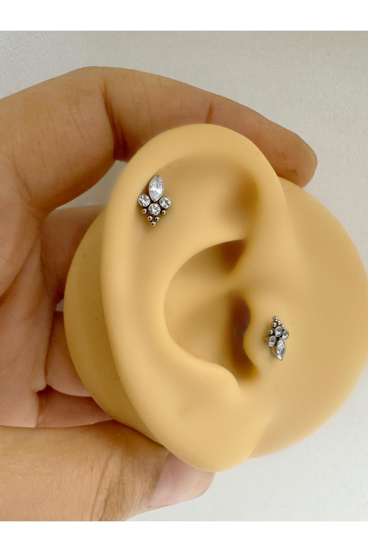 1 ADET G23 TİTANİUM ( TİTANYUM) ZİRKON TAŞLI TRAGUS HELİX CONCH KIKIRDAK LOBE UYUMLU PİERCİNG