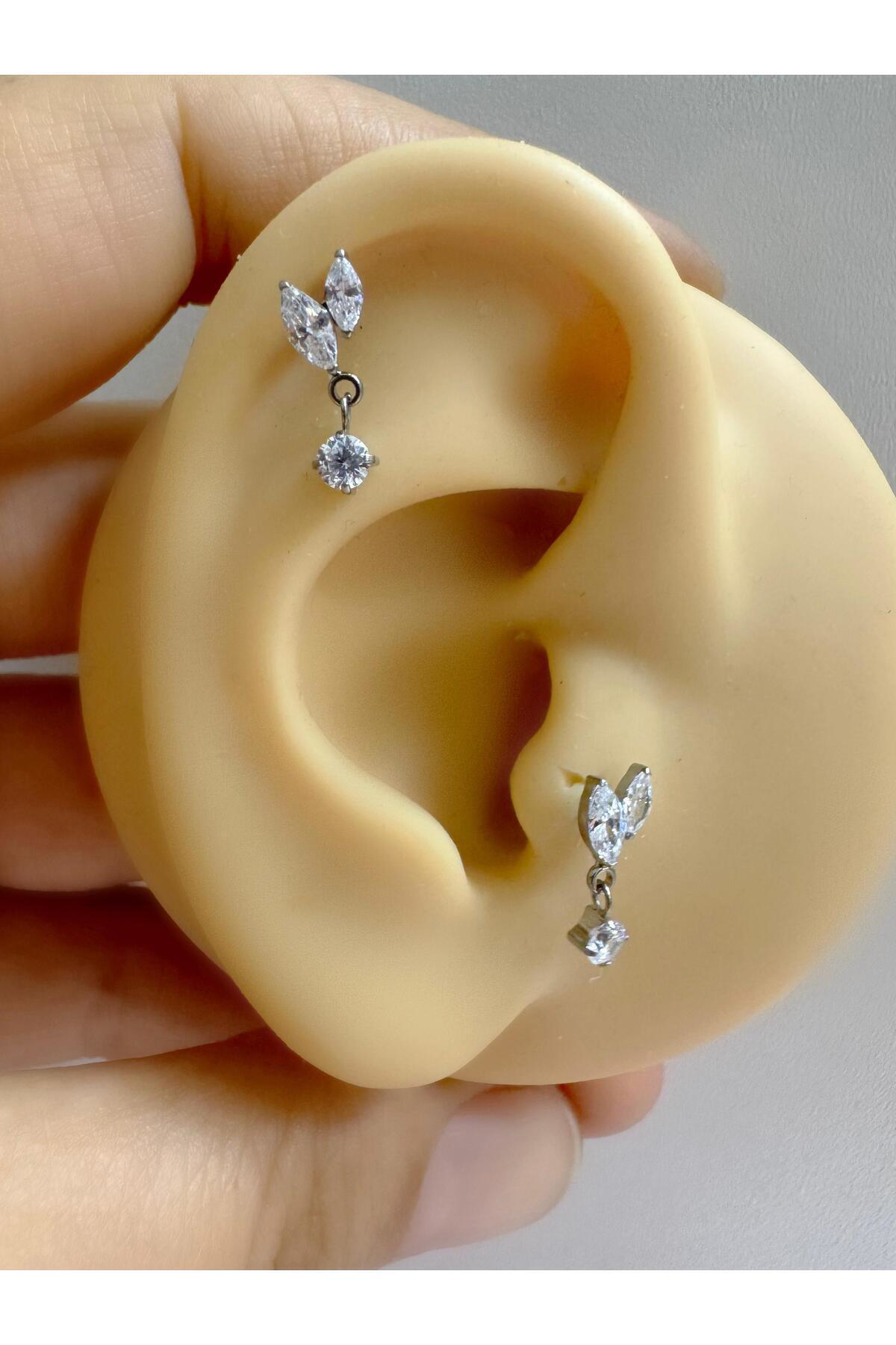 1 ADET G23 TİTANİUM ( TİTANYUM) ZİRKON TAŞLI TRAGUS HELİX LOBE KI