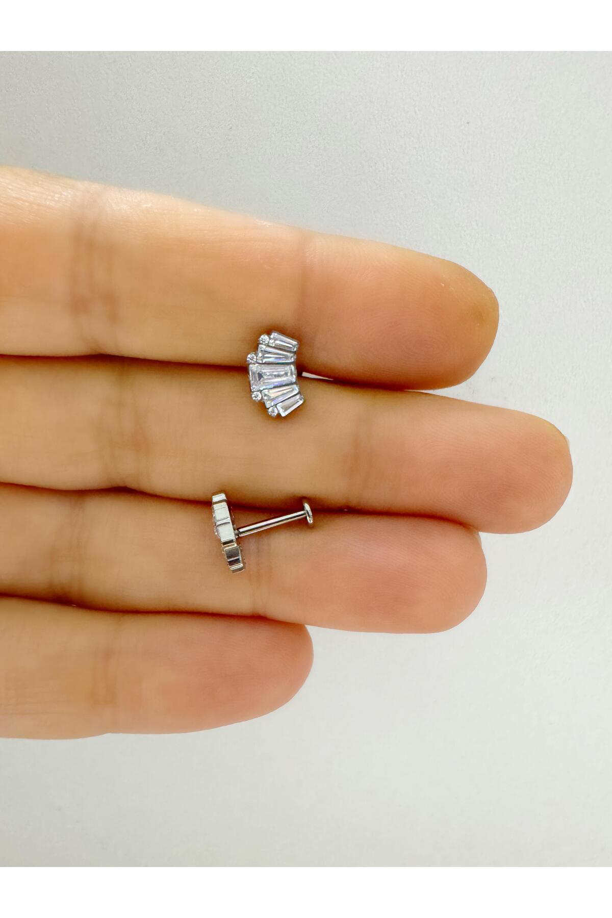 1 adet G23 TİTANİUM ( titanyum) zirkon taşlı tragus kıkırdak  con