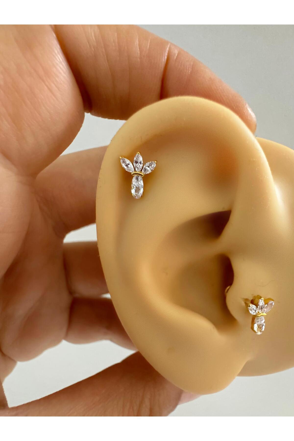 1 adet G23 TİTANİUM ( titanyum) zirkon taşlı tragus kıkırdak  conch flat  helix lobe uyumlu piercing