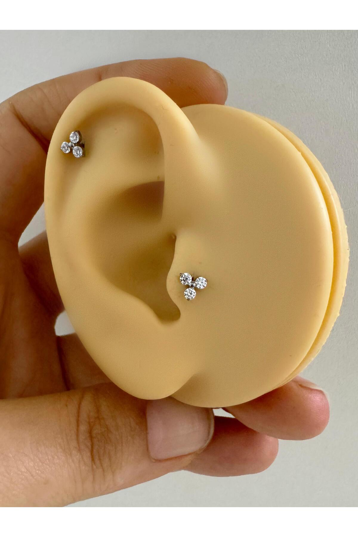 1 ADET G23 TİTANİUM ( TİTANYUM ) ZİRKON TAŞLI TRAGUS HELİX CONCH LOBE UYUMLU PİERCİNG