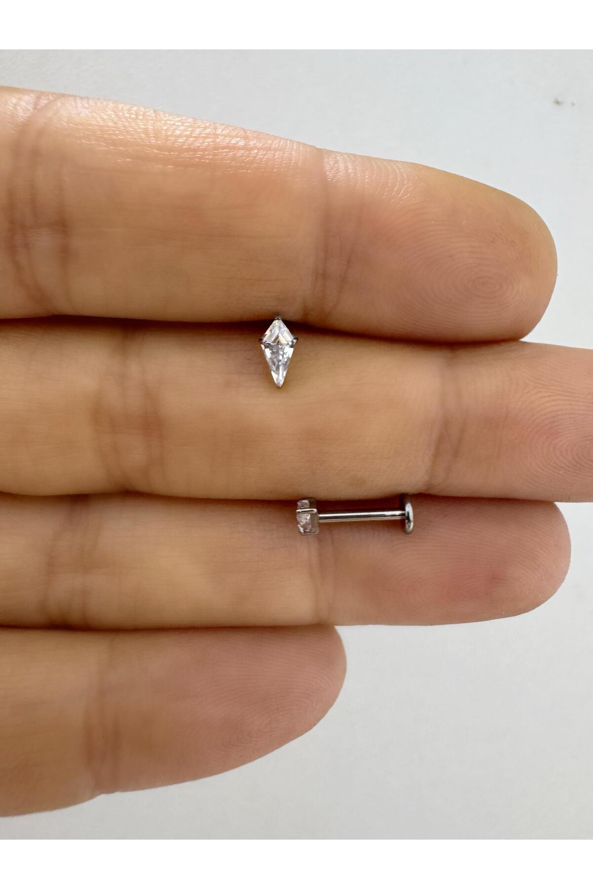 1 adet G23 TİTANİUM ( titanyum) tragus helix kıkırdak lobe conch uyumlu piercing 1 adet G23 TİTANİUM ( titanyum) tragus helix kıkırdak lobe conch uyumlu piercing