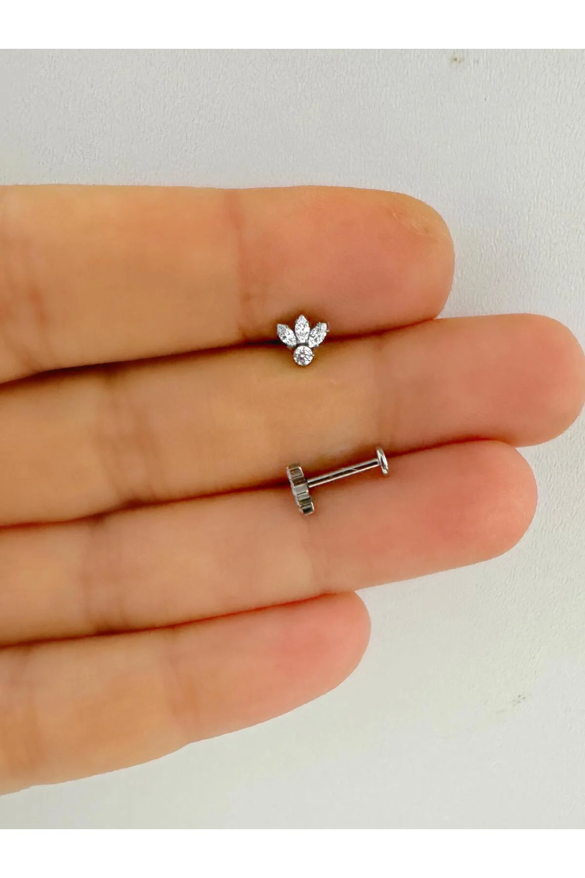 1 ADET G23 TİTANİUM ( TİTANYUM ) ZİRKON TAŞLI TRAGUS HELİX CONCH 