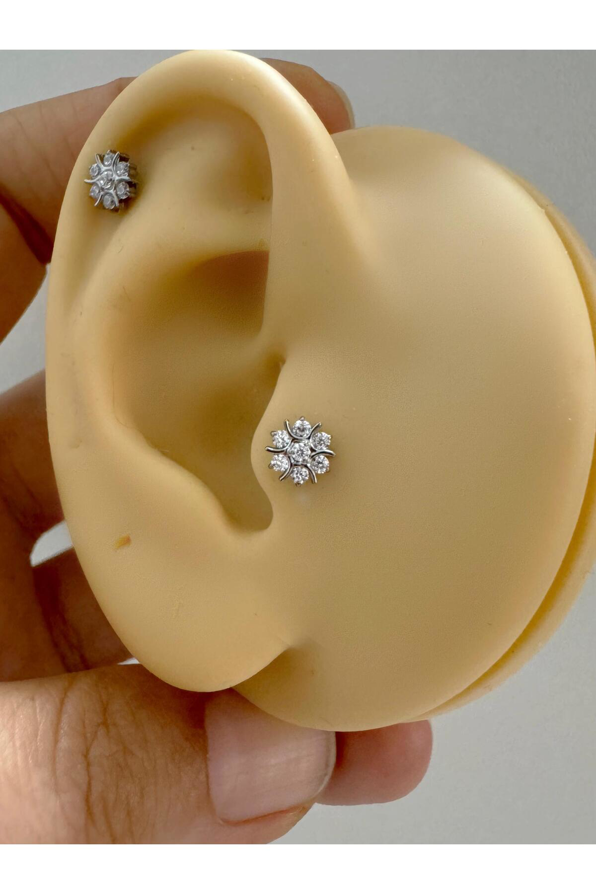 1 ADET G23 TİTANİUM ( TİTANYUM )ÇİÇEK MODEL TRAGUS HELİX CONCH LO