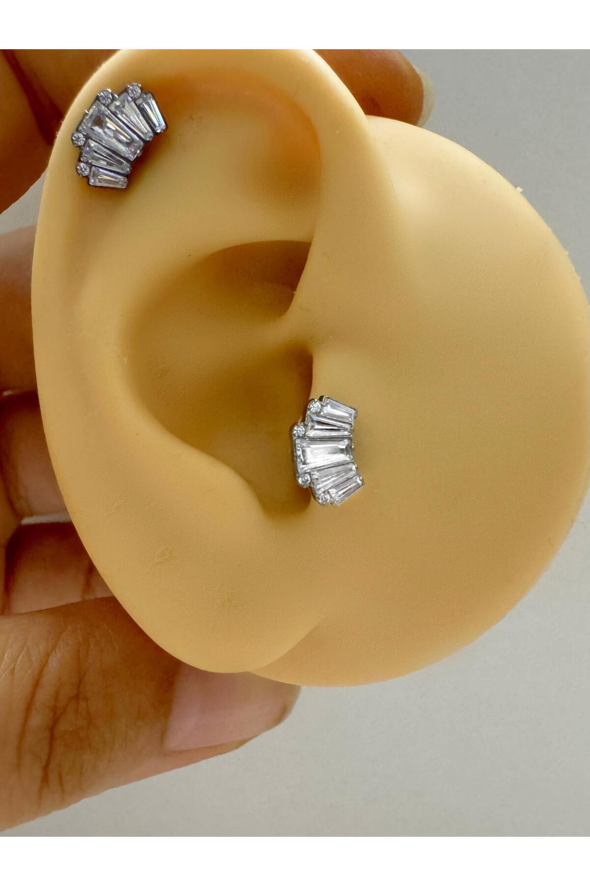 1 adet G23 TİTANİUM ( titanyum) zirkon taşlı tragus kıkırdak  con