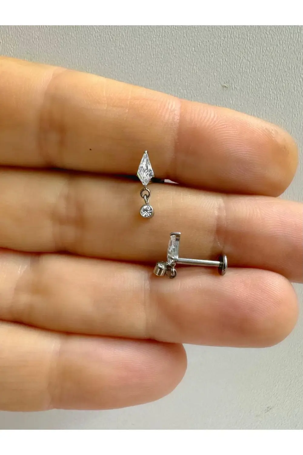 1 ADET G23 TİTANİUM ( TİTANYUM) ZİRKON TAŞLI TRAGUS HELİX LOBE KI