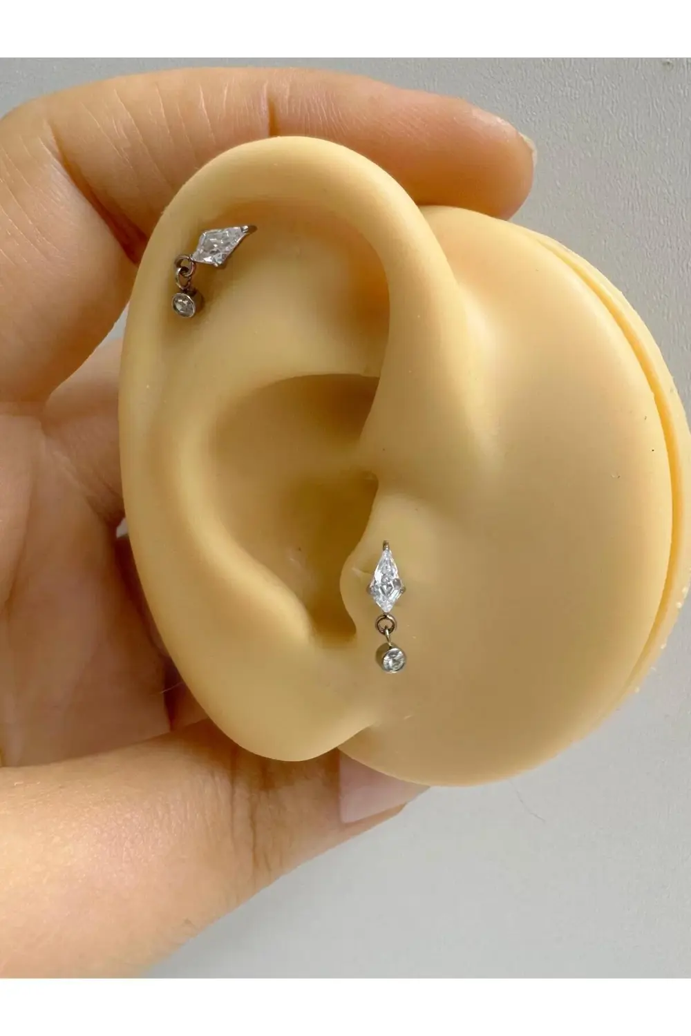 1 ADET G23 TİTANİUM ( TİTANYUM) ZİRKON TAŞLI TRAGUS HELİX LOBE KI