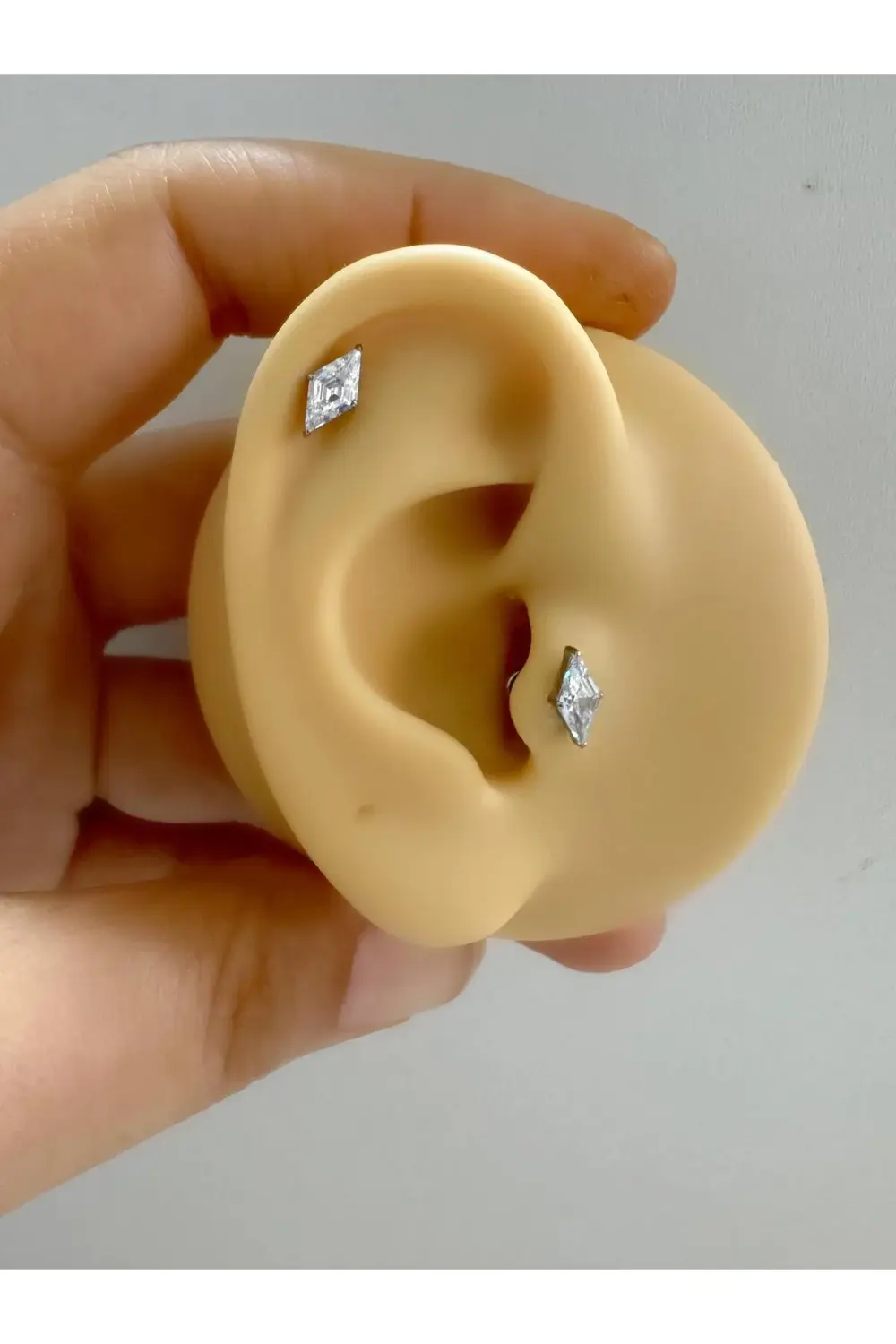 1 ADET G23 TİTANİUM ( TİTANYUM) ZİRKON TAŞLI   TRAGUS HELİX CONCH