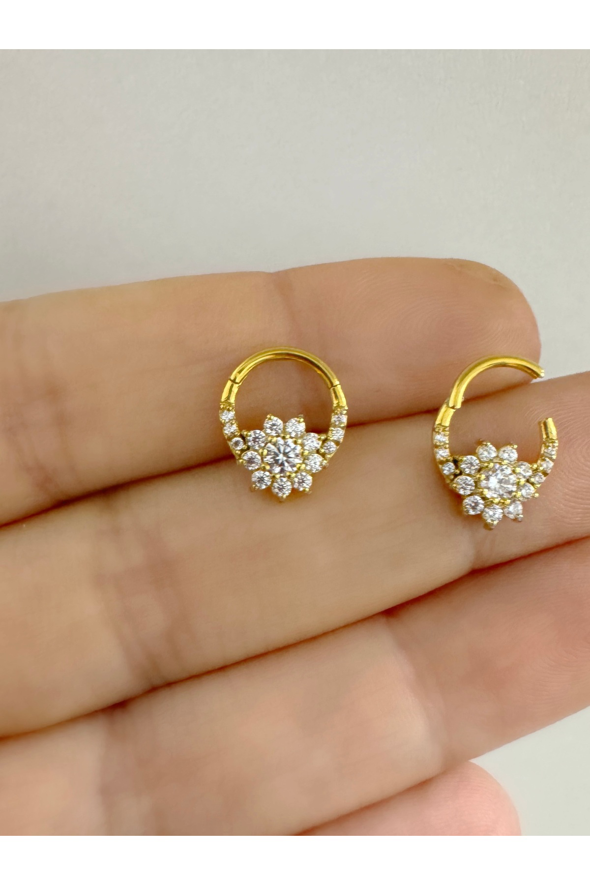 1 adet G23TİTANİUM ( titanyum) zirkon taşlı septum daith  helix lobe uyumlu menteşeli halka piercing