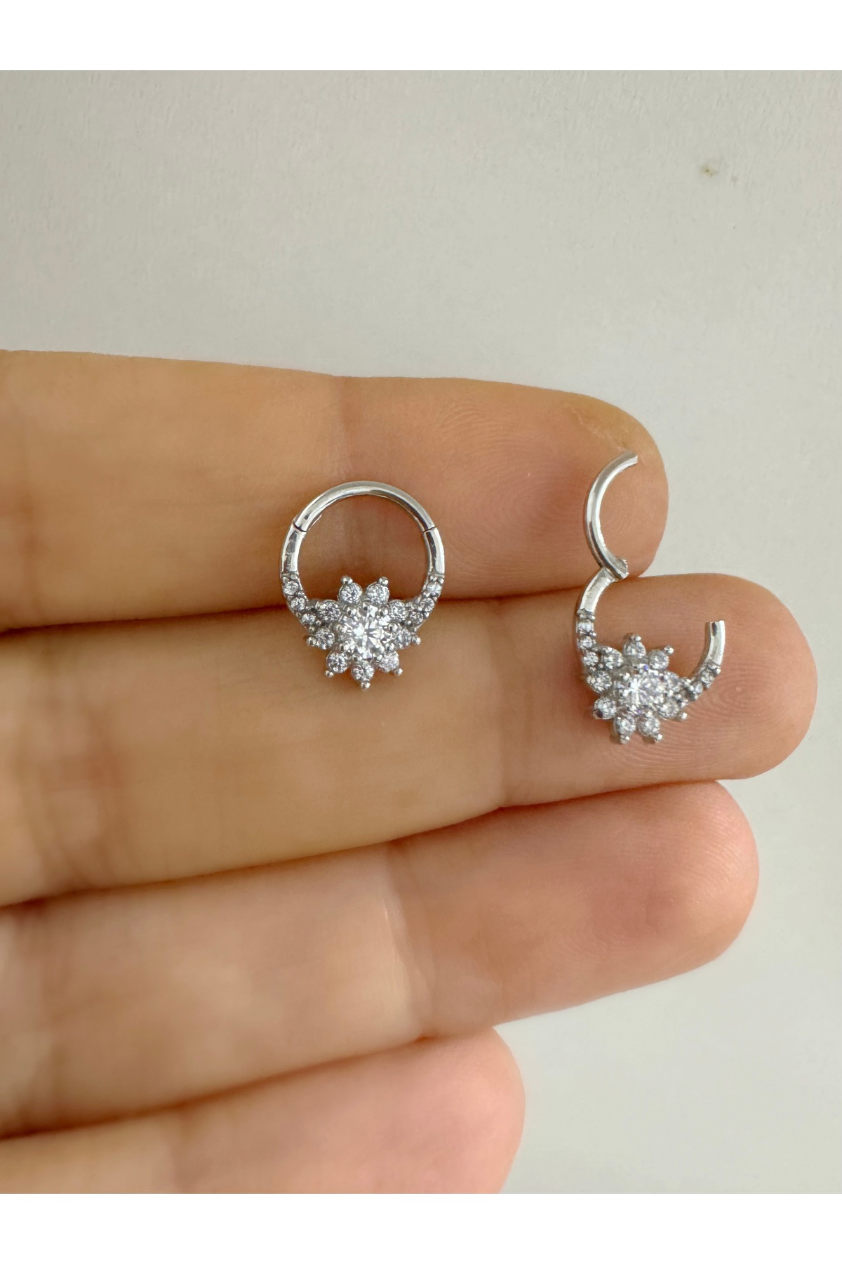 1 adet G23TİTANİUM ( titanyum) zirkon taşlı septum daith  helix lobe uyumlu menteşeli halka piercing