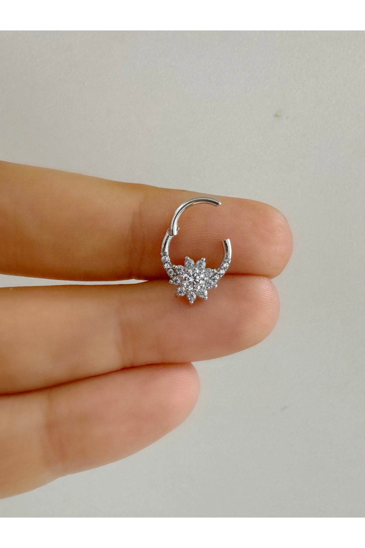 1 adet G23TİTANİUM ( titanyum) zirkon taşlı septum daith  helix lobe uyumlu menteşeli halka piercing