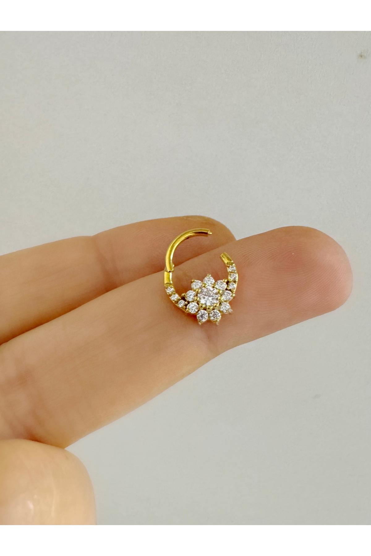 1 adet G23TİTANİUM ( titanyum) zirkon taşlı septum daith  helix lobe uyumlu menteşeli halka piercing