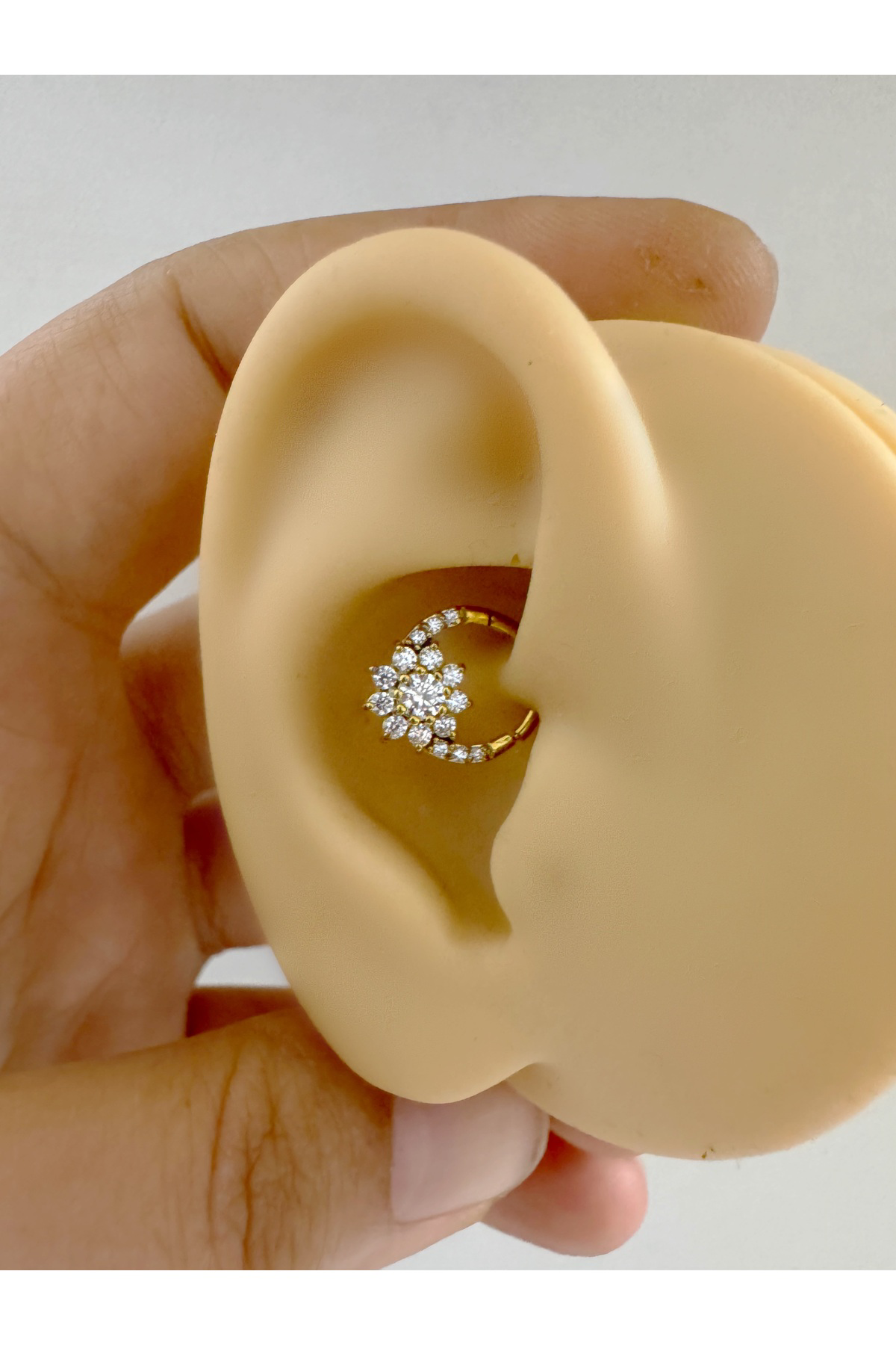 1 adet G23TİTANİUM ( titanyum) zirkon taşlı septum daith  helix lobe uyumlu menteşeli halka piercing