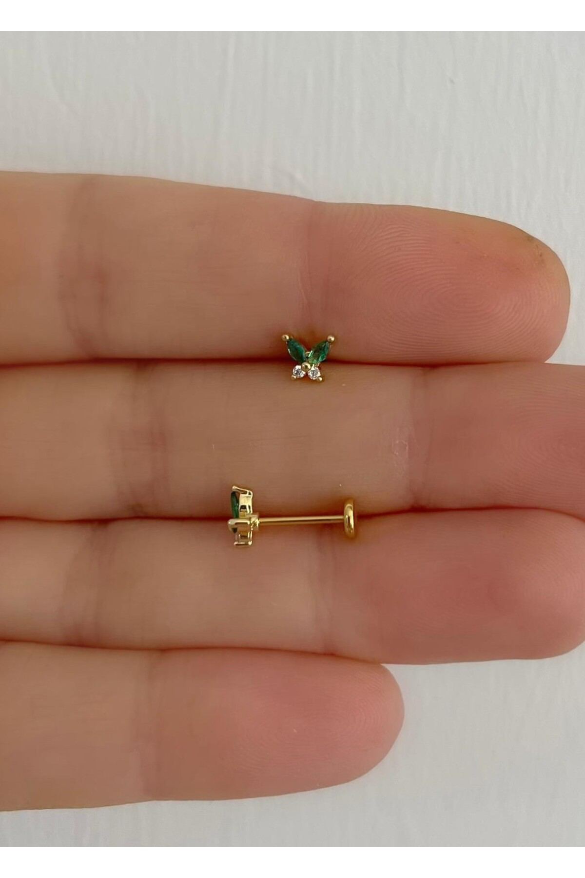 1 adet yeşil  zirkon taşlı kelebek arkası düz önden takmalı tragu