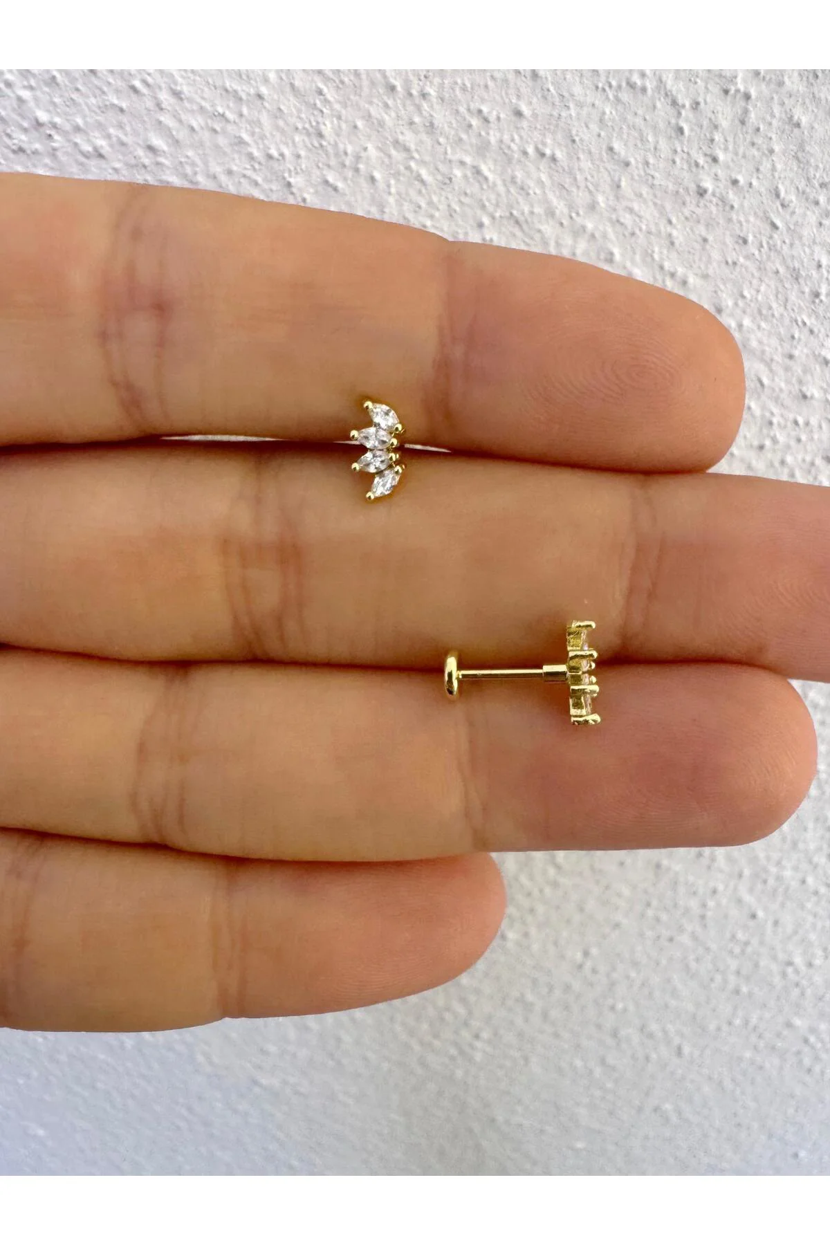 1 ADET ZİRKON TAŞLI ARKASI DÜZ ÖNDEN TAKMALI TRAGUS HELİX PİERCİNG