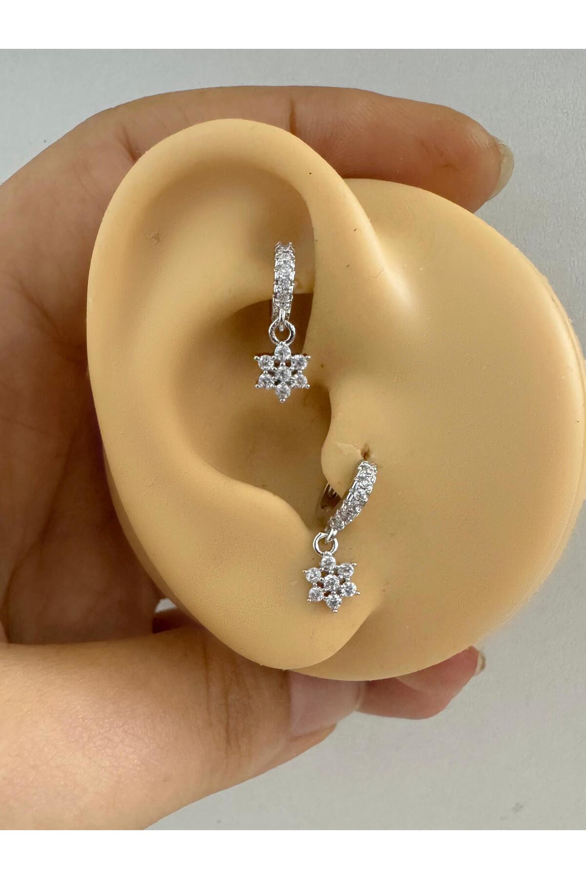 1 ADET ZİRKON TAŞLI ÇİÇEK SALLANTILI TRAGUS ROOK UYUMLU MİNİMAL HALKA  PİERCİNG KÜPE