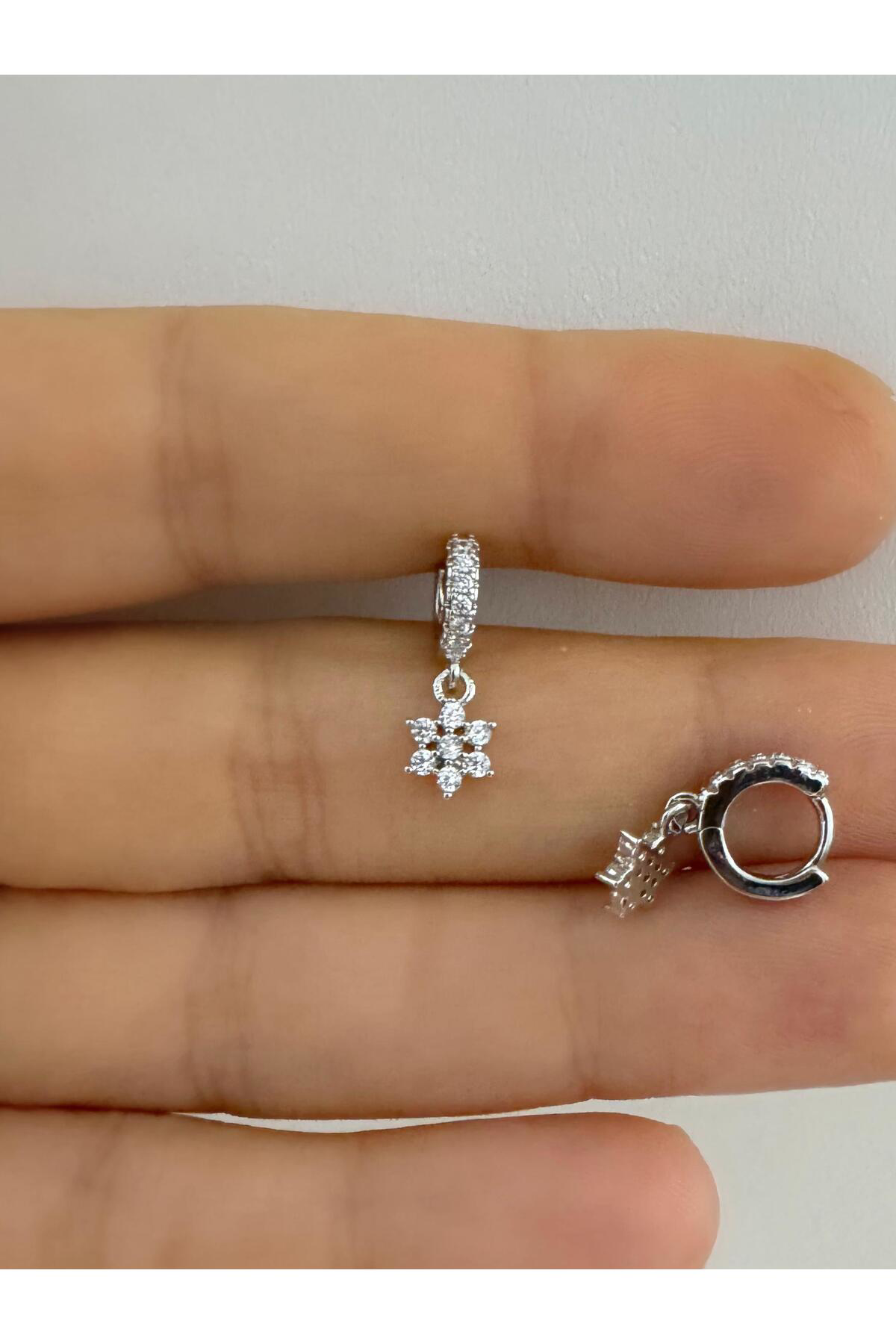 1 ADET ZİRKON TAŞLI ÇİÇEK SALLANTILI TRAGUS ROOK UYUMLU MİNİMAL HALKA  PİERCİNG KÜPE