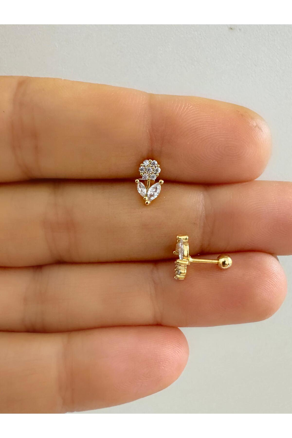 1 ADET ZİRKON TAŞLI ÇİÇEK TRAGUS HELİX LOBE KIKIRDAK UYUMLU PİERC