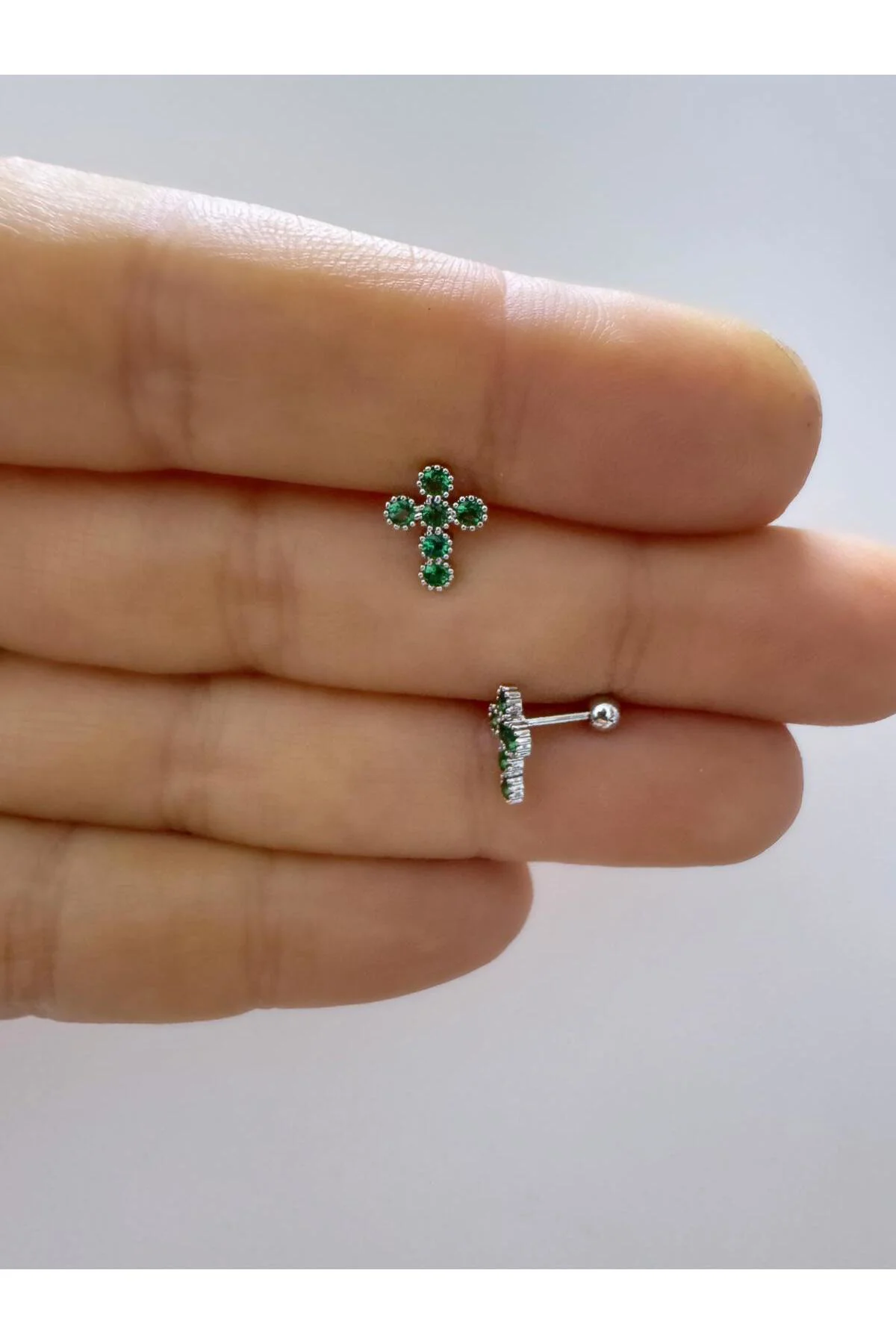 1 ADET ZİRKON TAŞLI TRAGUS HELİX LOBE UYUMLU HAÇ PİERCİNG