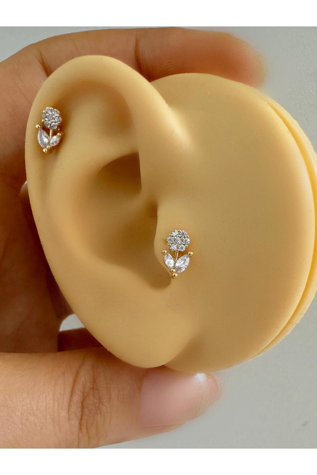 1 ADET ZİRKON TAŞLI ÇİÇEK TRAGUS HELİX LOBE KIKIRDAK UYUMLU PİERC