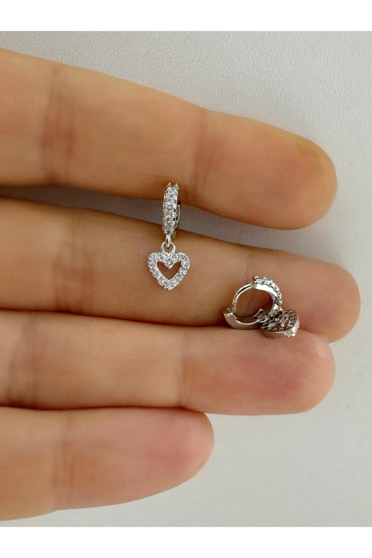 1 ADET ZİRKON TAŞLI KALP  SALLANTILI TRAGUS ROOK UYUMLU MİNİMAL H