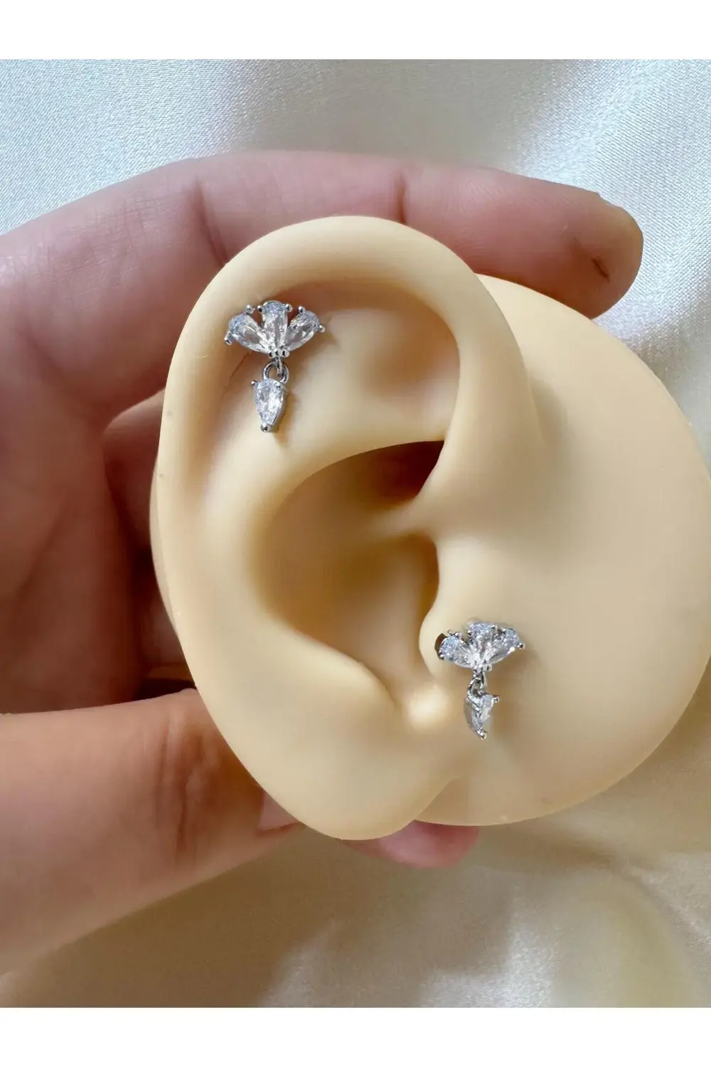 1 ADET ZİRKON TAŞLI ARKASI DÜZ ÖNDEN TAKMALI TRAGUS HELİX KULAK M