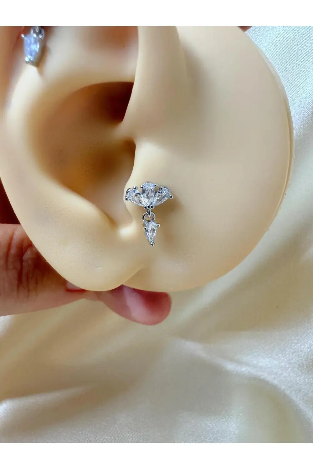 1 ADET ZİRKON TAŞLI ARKASI DÜZ ÖNDEN TAKMALI TRAGUS HELİX KULAK M