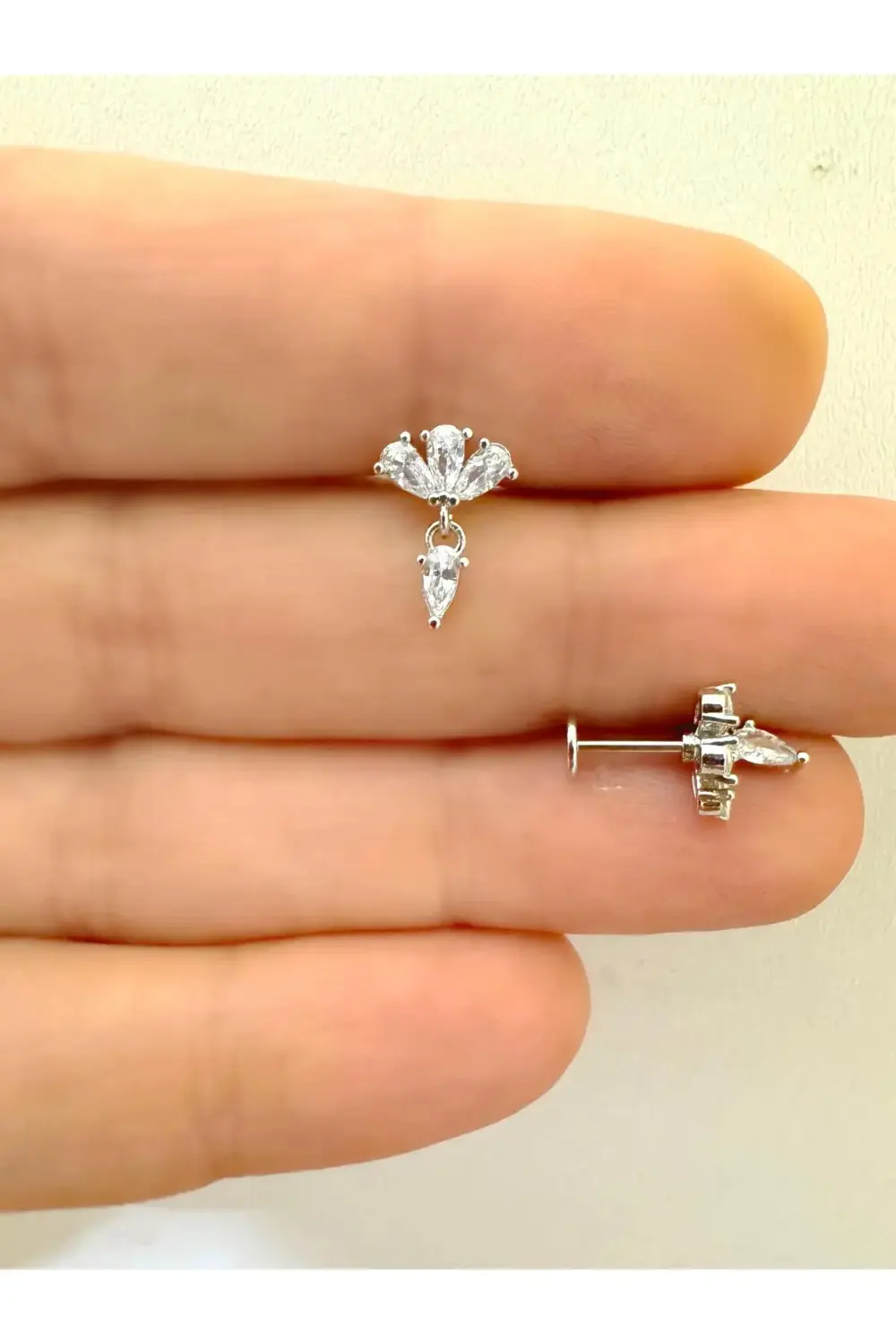 1 ADET ZİRKON TAŞLI ARKASI DÜZ ÖNDEN TAKMALI TRAGUS HELİX KULAK M