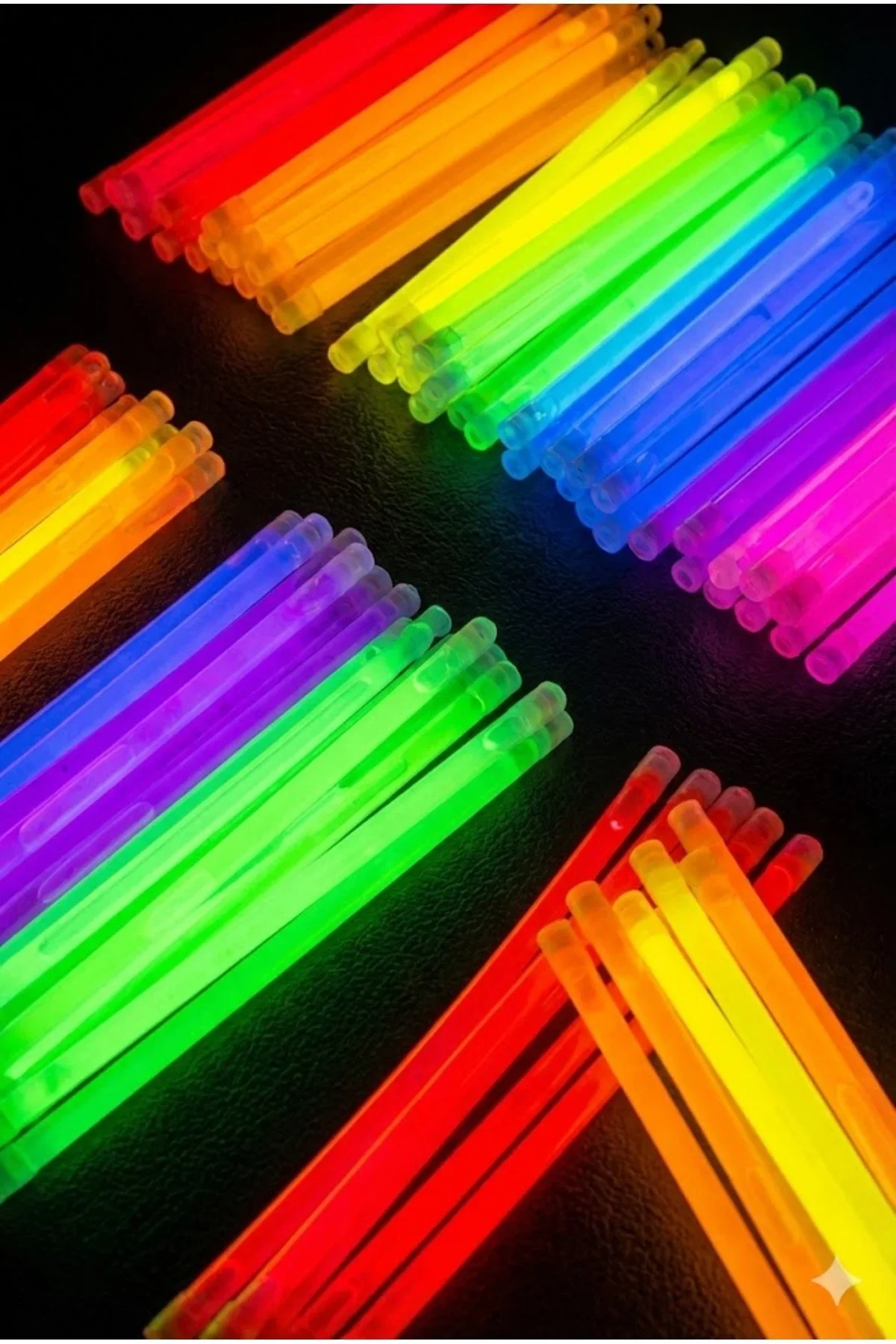 100 Adet Fosforlu Glow Stick Parti Seti | Bileklik, Kolye ve Eğlenceli Işık Çubukları 100 Adet Fosforlu Glow Stick Parti Seti | Bileklik, Kolye ve Eğlenceli Işık Çubukları