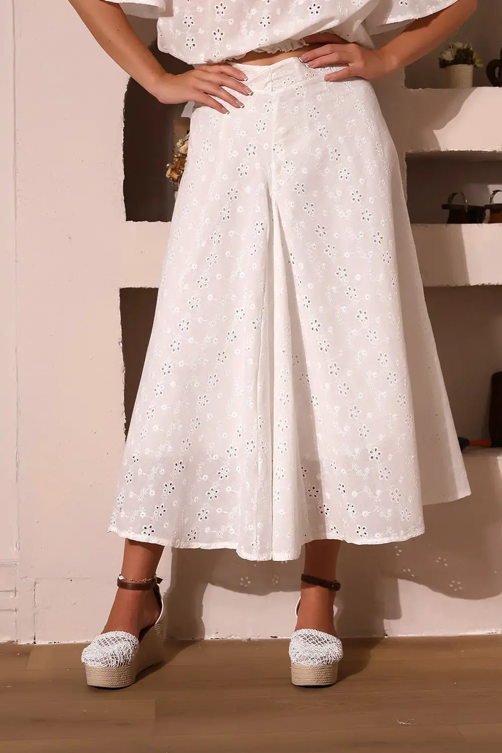 %100 Pamuk Çiçek Desenli Brode Kumaş Madonna Yaka Volan Kollu Asi