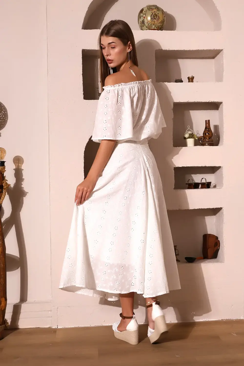 %100 Pamuk Çiçek Desenli Brode Kumaş Madonna Yaka Volan Kollu Asi