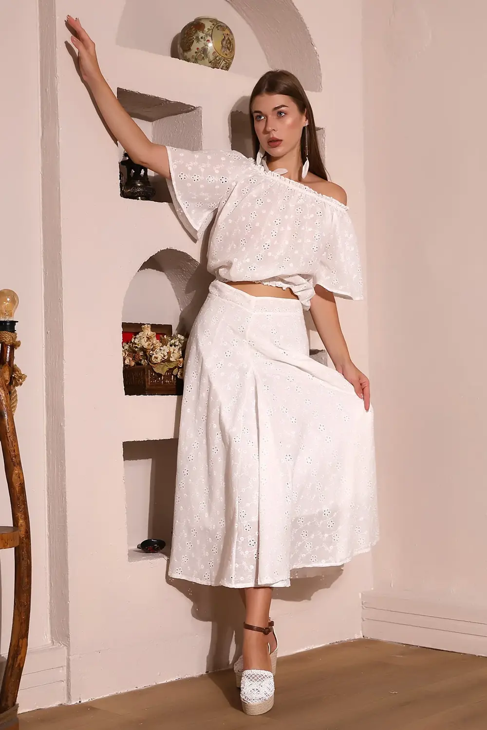 %100 Pamuk Çiçek Desenli Brode Kumaş Madonna Yaka Volan Kollu Asi