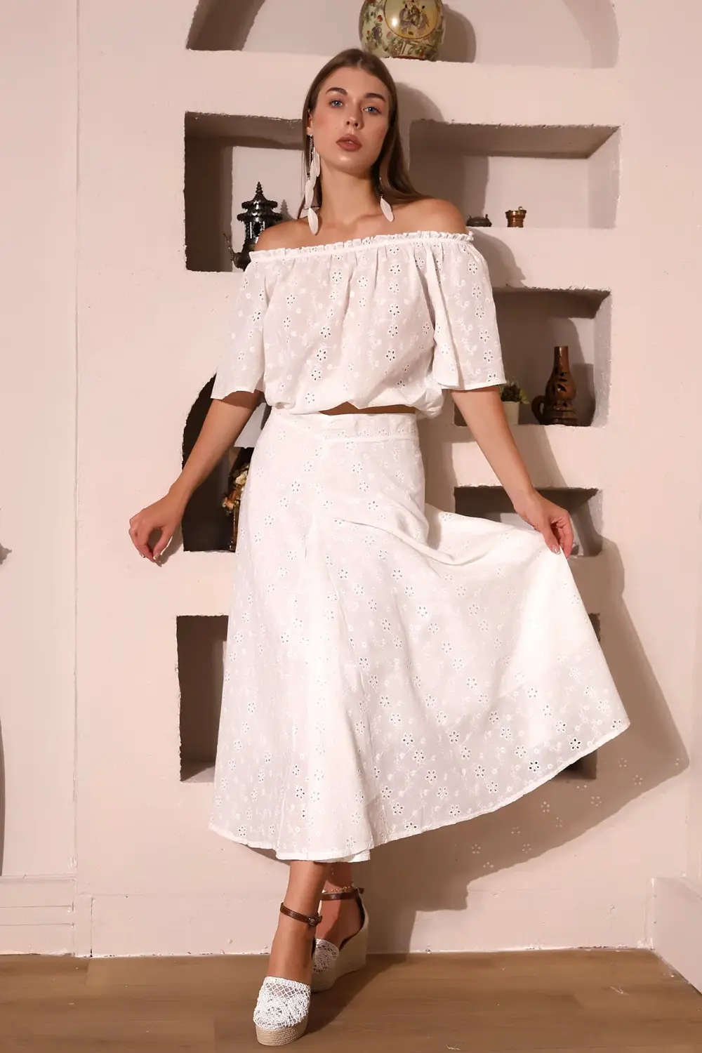 %100 Pamuk Çiçek Desenli Brode Kumaş Madonna Yaka Volan Kollu Asi