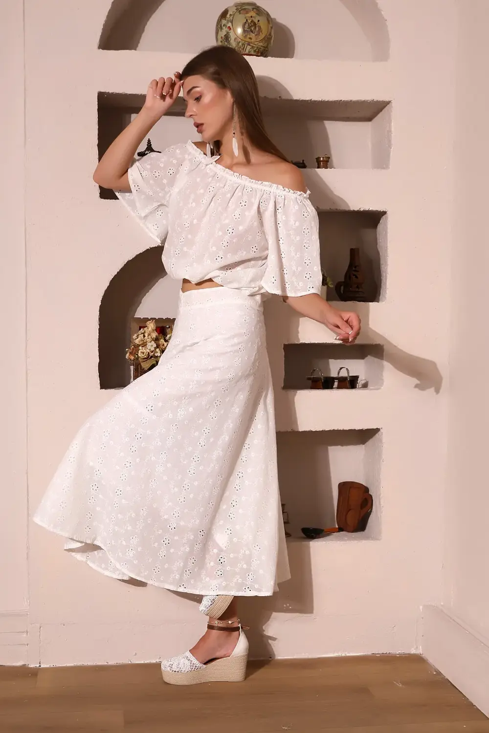 %100 Pamuk Çiçek Desenli Brode Kumaş Madonna Yaka Volan Kollu Asi