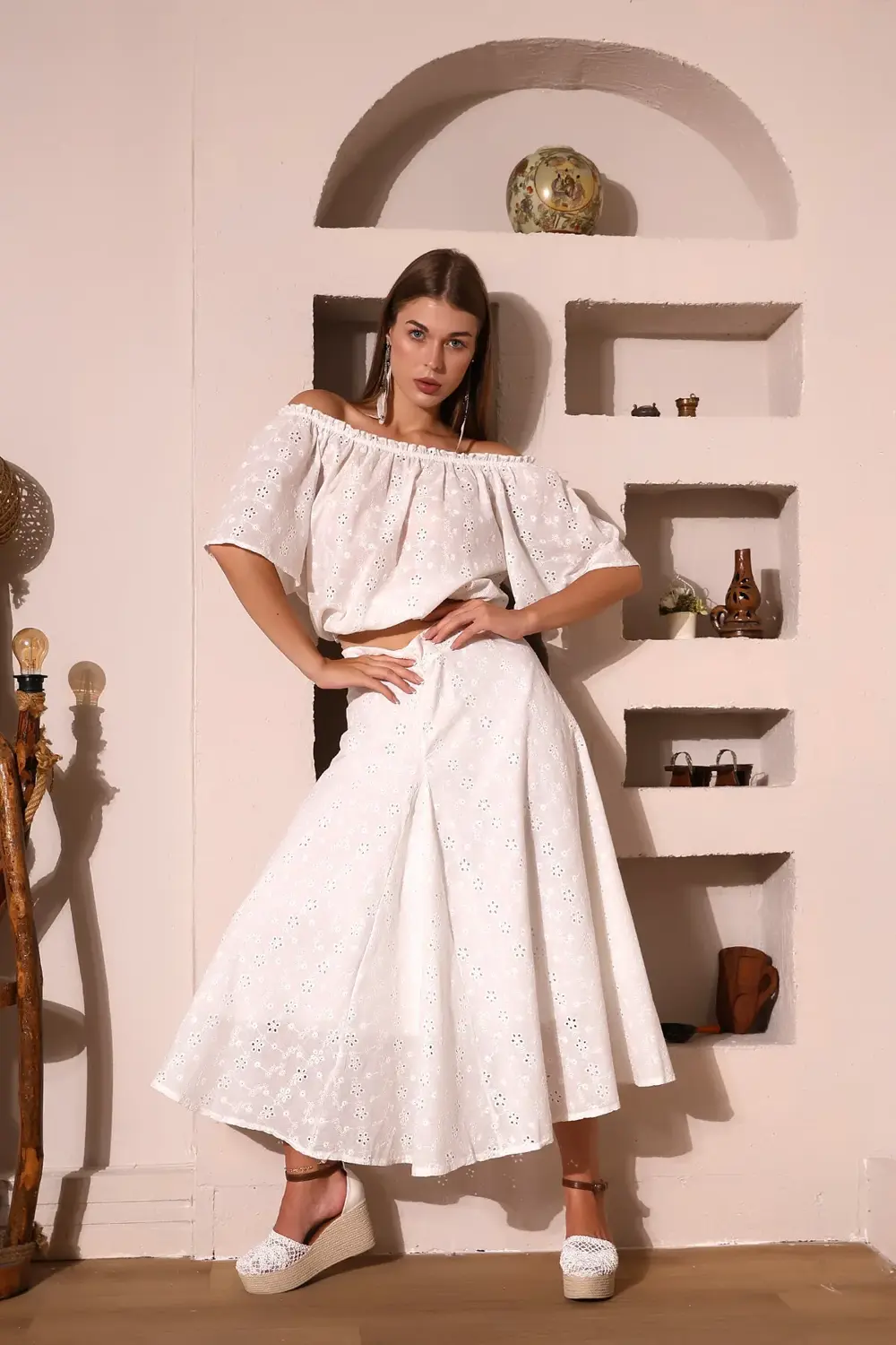 %100 Pamuk Çiçek Desenli Brode Kumaş Madonna Yaka Volan Kollu Asi