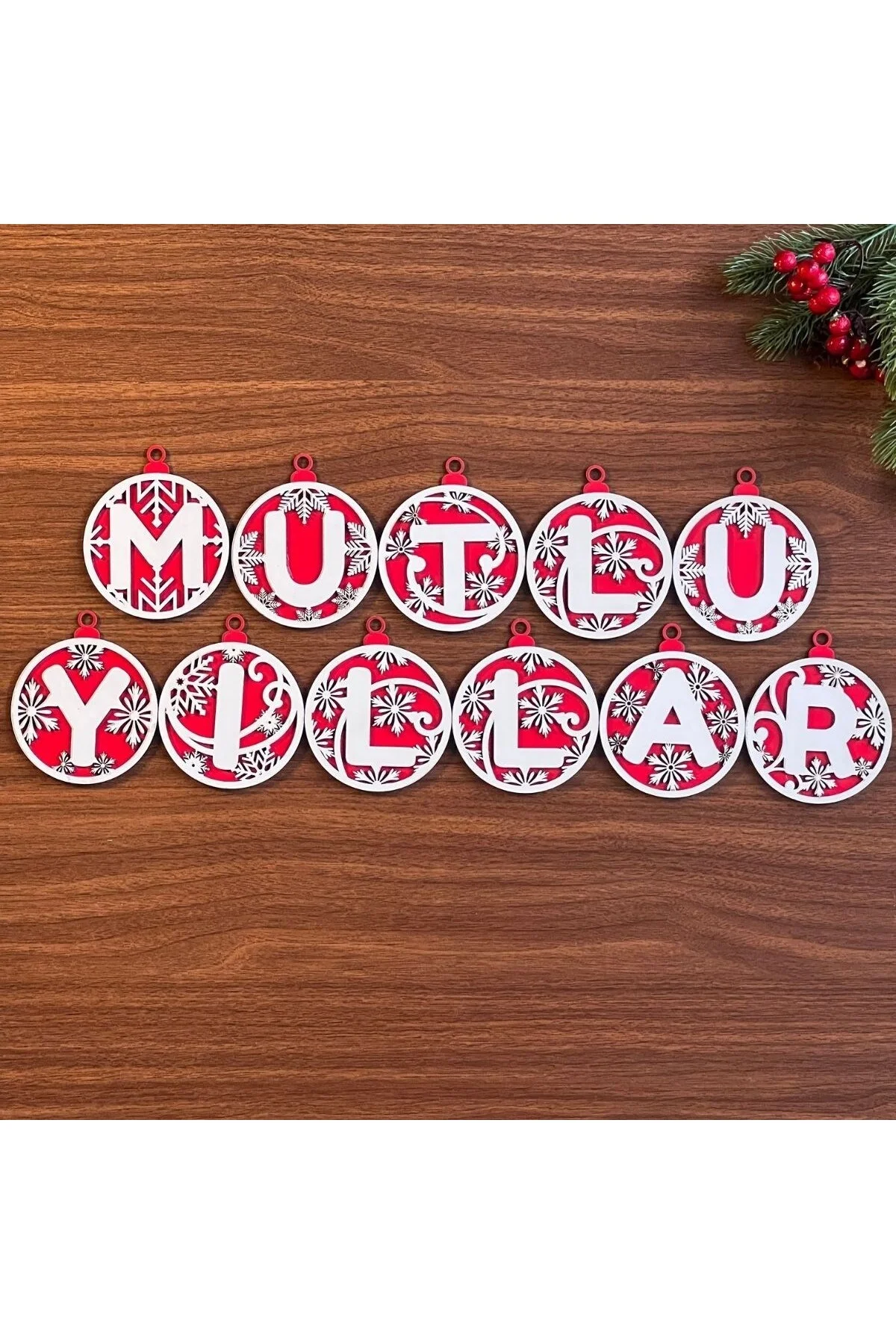 11 Harfli Kırmızı Beyaz İpli MUTLU YILLAR Yazılı Ahşap Yılbaşı Ağaç Süsü (5570) 11 Harfli Kırmızı Beyaz İpli MUTLU YILLAR Yazılı Ahşap Yılbaşı Ağaç Süsü (5570)