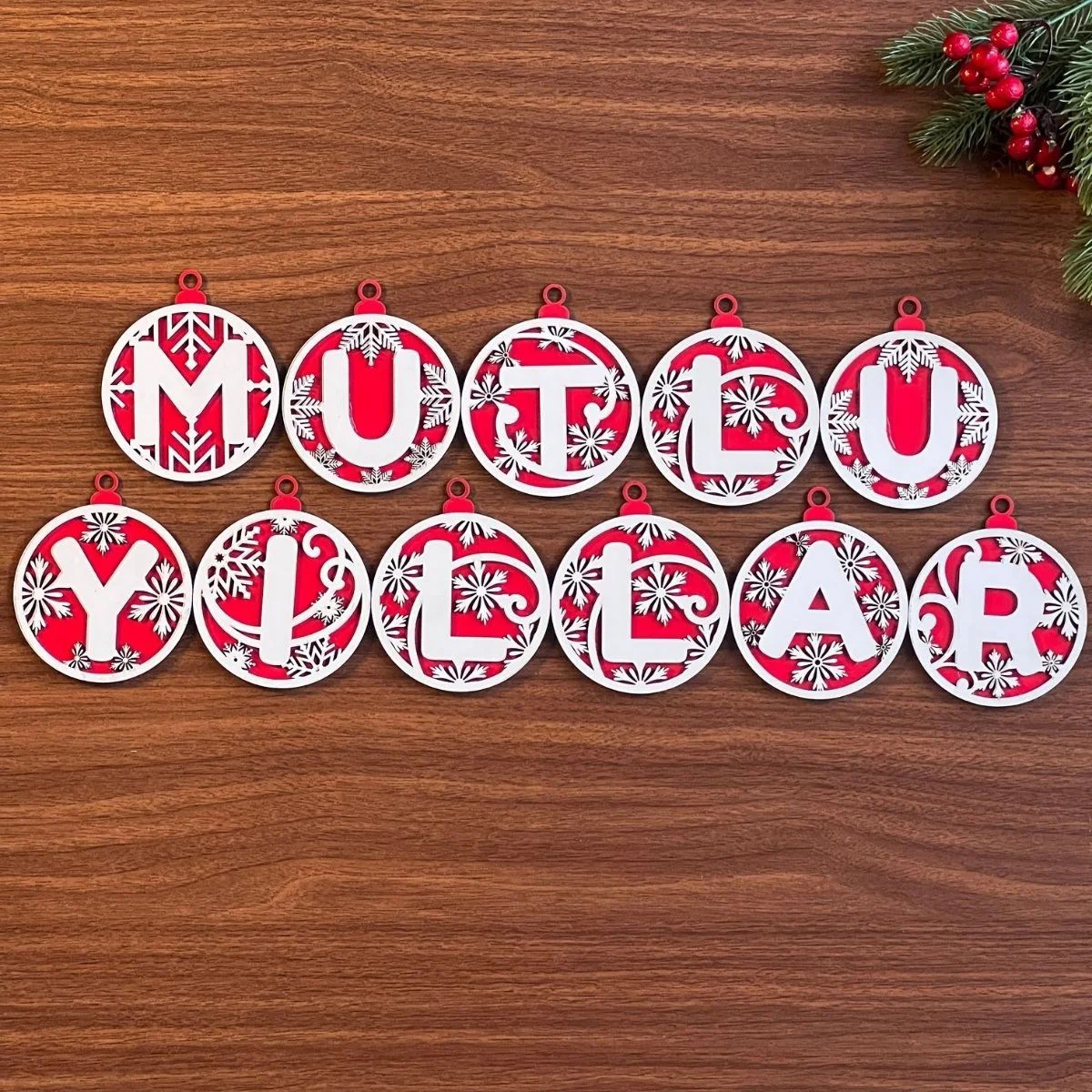 11 Harfli Kırmızı Beyaz İpli MUTLU YILLAR Yazılı Ahşap Yılbaşı Ağaç Süsü Fiyatı, Yorumları ve Özellikleri
