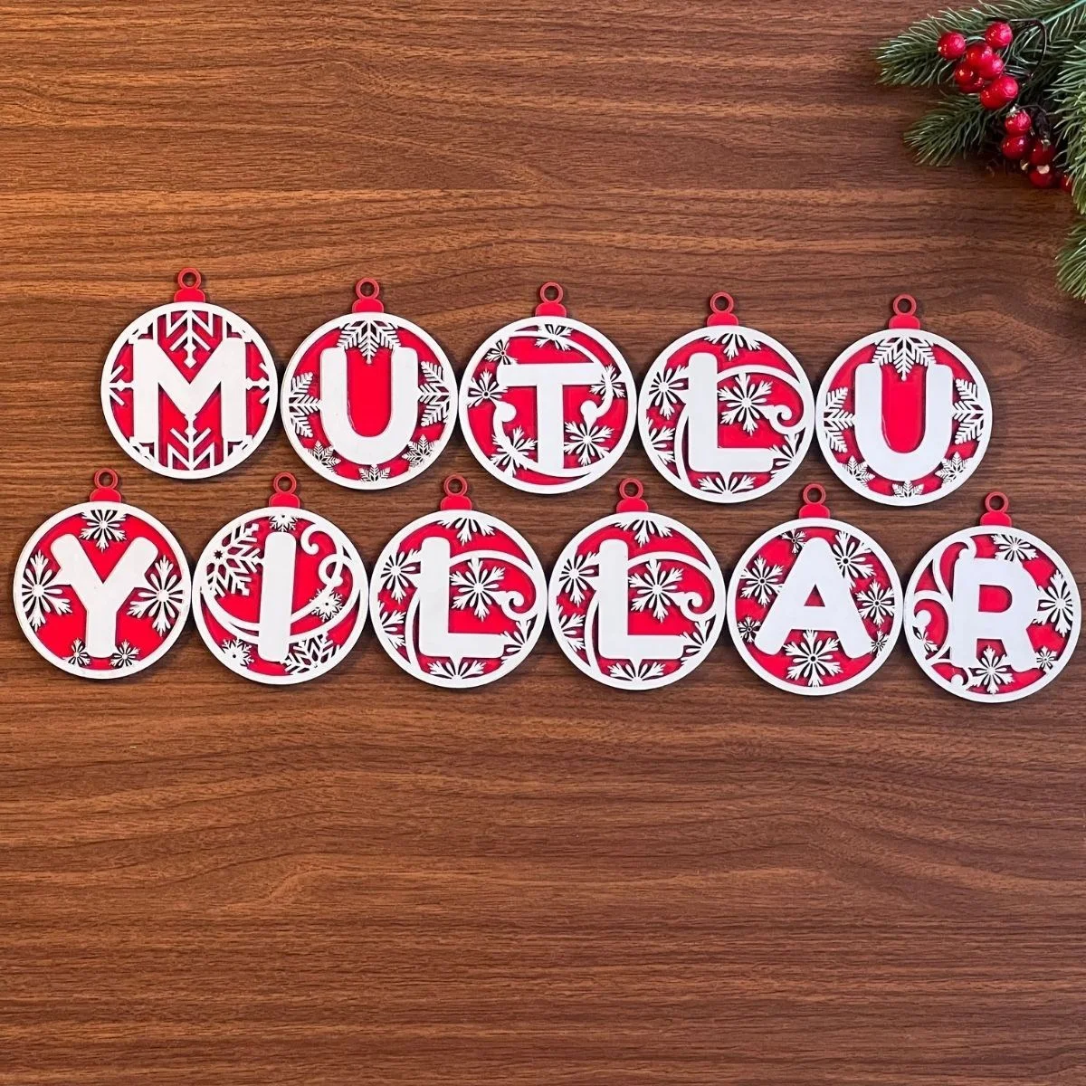 11 Harfli Kırmızı Beyaz İpli Mutlu Yıllar Yazılı Ahşap Yılbaşı Ağ