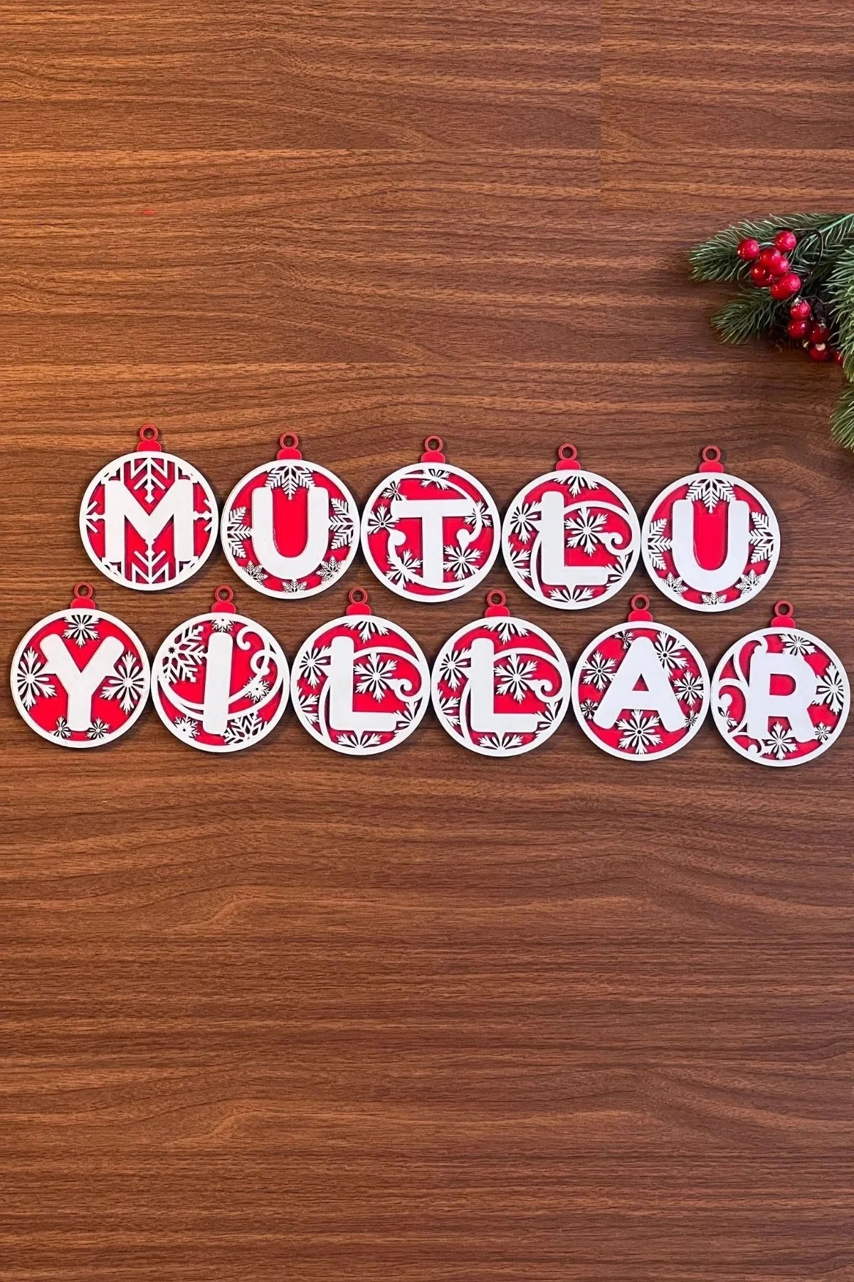 11 Harfli Kırmızı Beyaz İpli MUTLU YILLAR Yazılı Ahşap Yılbaşı Ağaç Süsü 11 Harfli Kırmızı Beyaz İpli MUTLU YILLAR Yazılı Ahşap Yılbaşı Ağaç Süsü