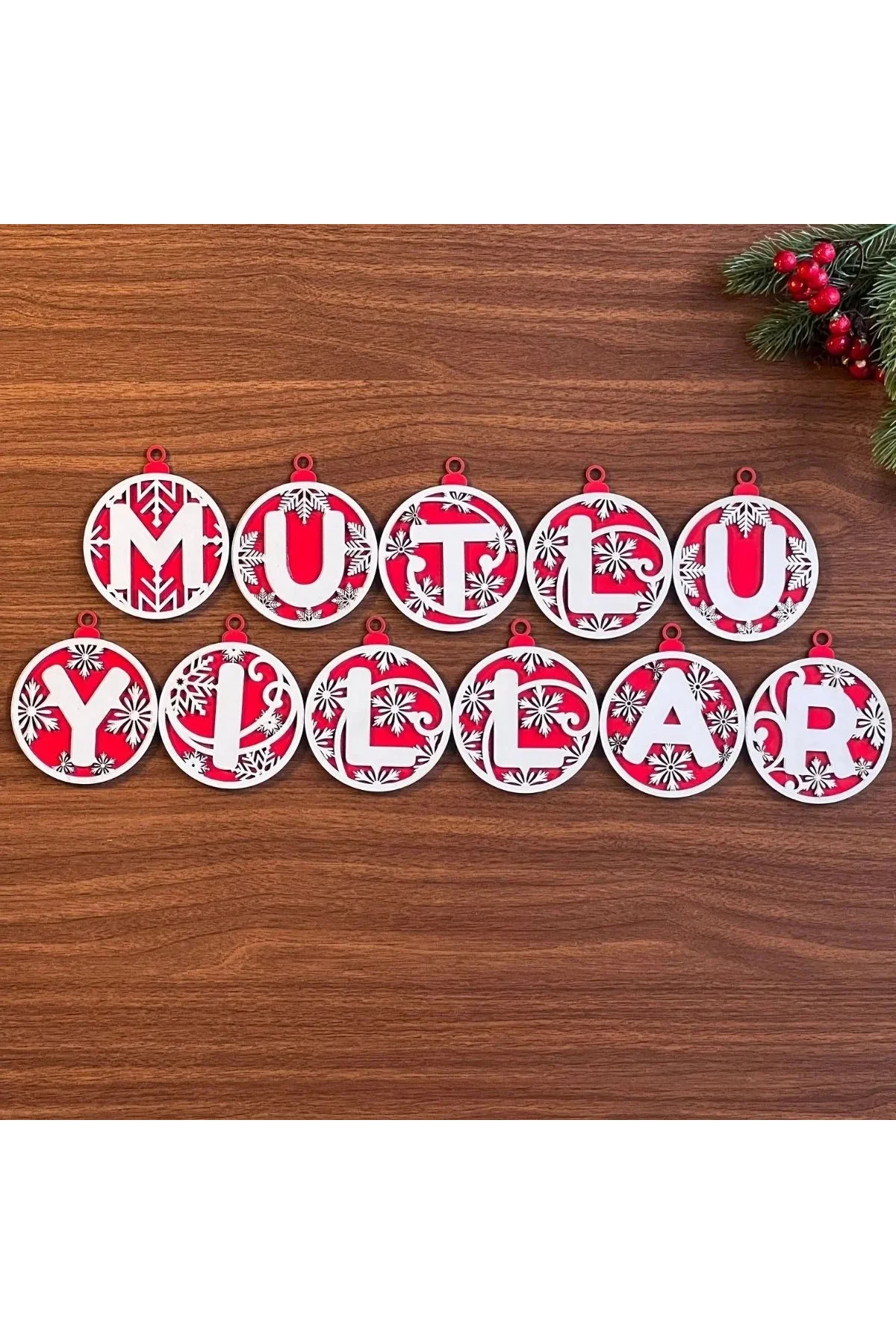 11 Harfli Kırmızı Beyaz İpli MUTLU YILLAR Yazılı Ahşap Yılbaşı Ağaç Süsü 11 Harfli Kırmızı Beyaz İpli MUTLU YILLAR Yazılı Ahşap Yılbaşı Ağaç Süsü