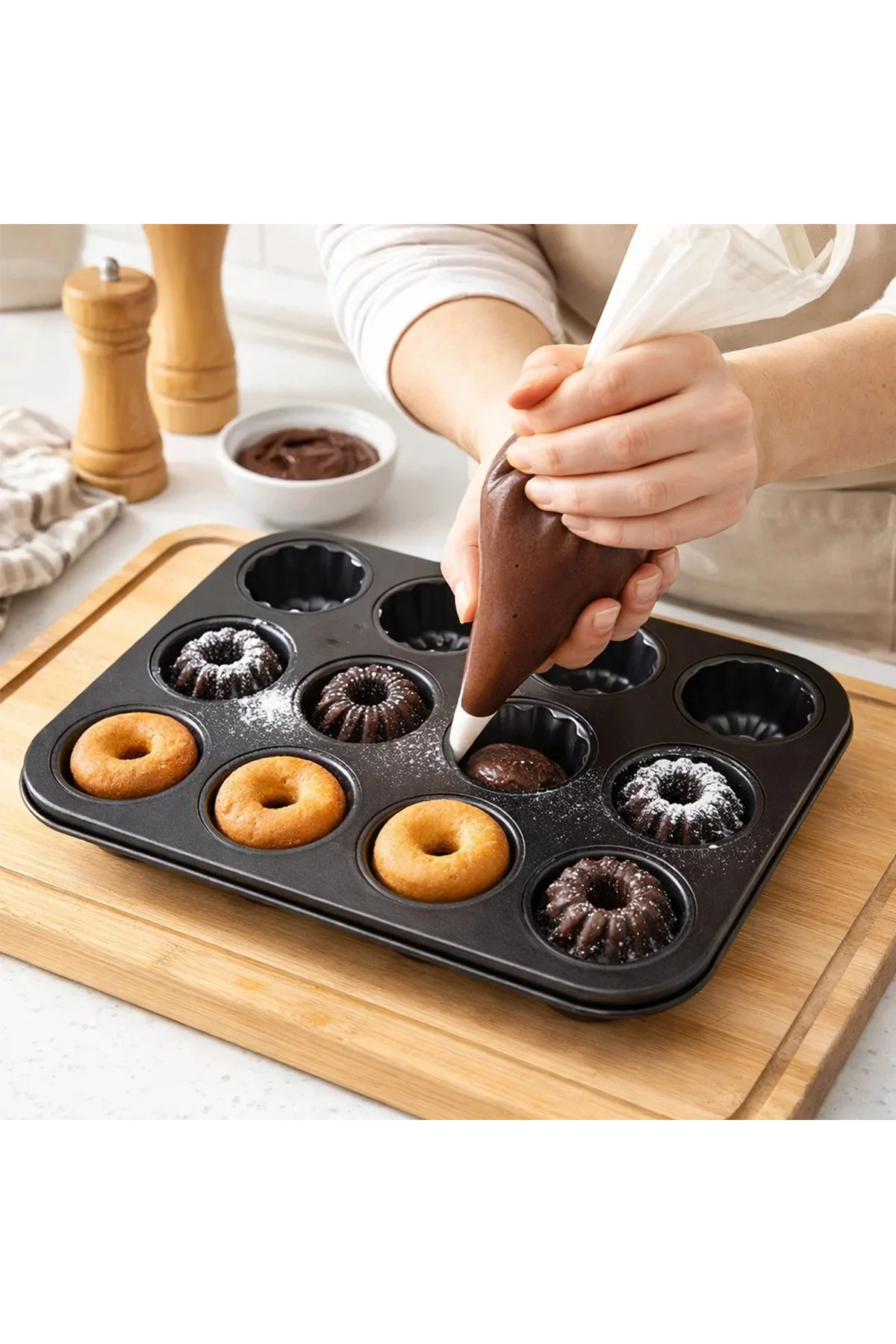12 Gözlü Metal Muffin Kek Kalıbı - Siyah 12 Gözlü Metal Muffin Kek Kalıbı - Siyah