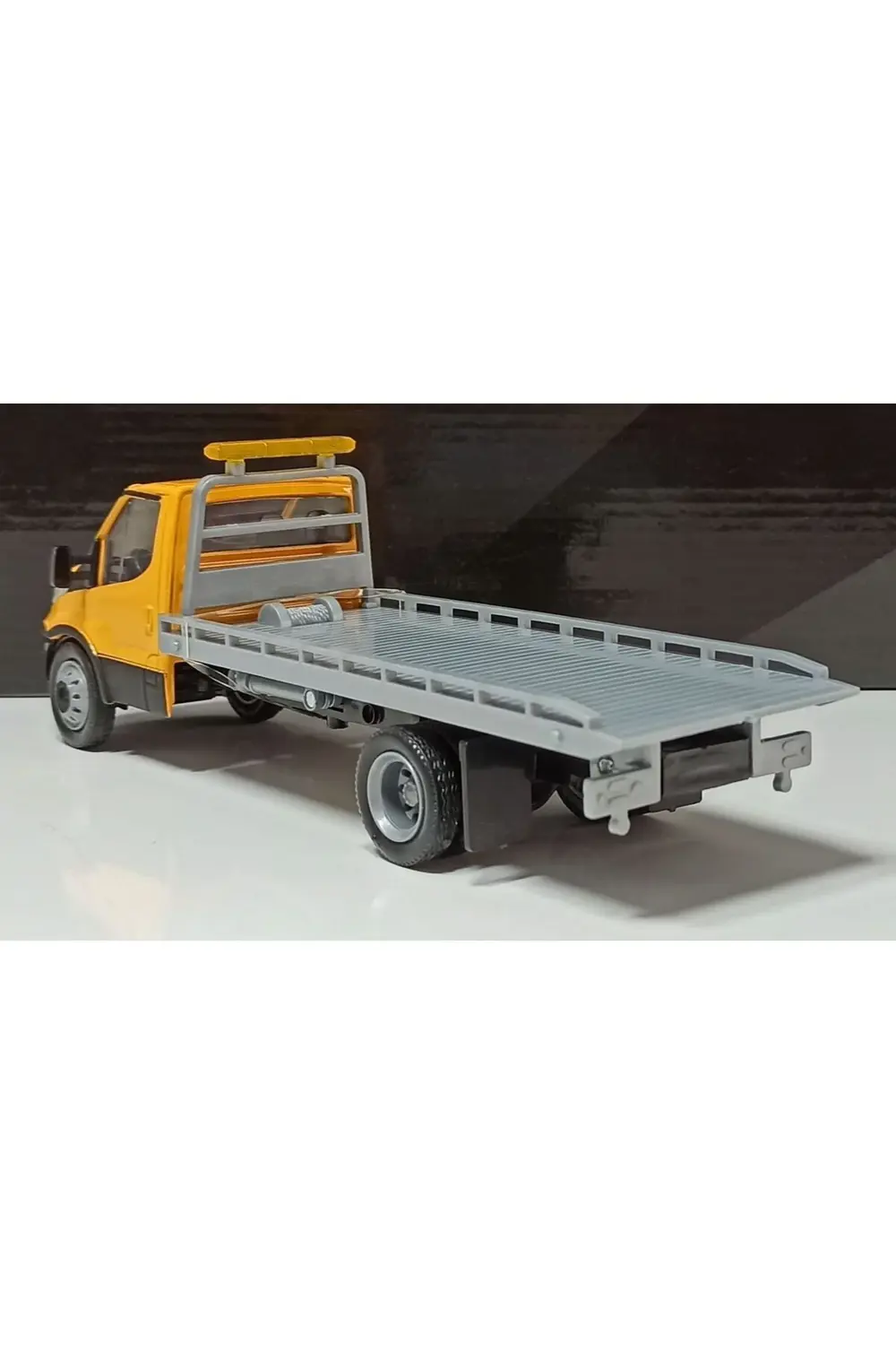 1:36 İVECO otoyol kamyonet