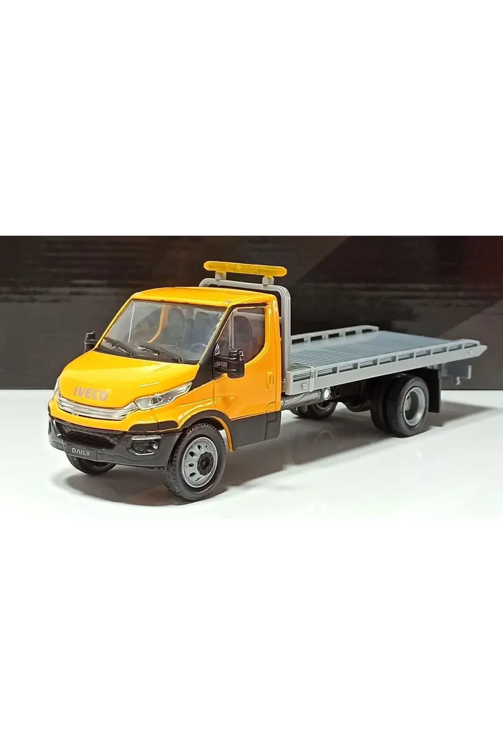 1:36 İVECO otoyol kamyonet