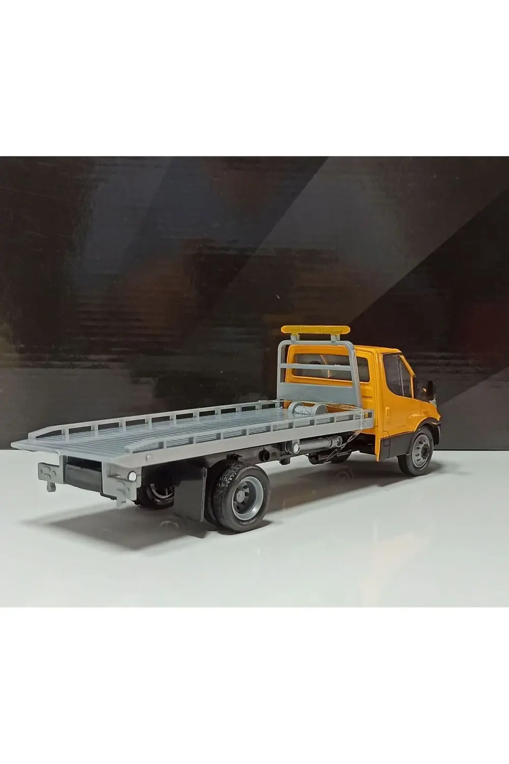 1:36 İVECO otoyol kamyonet