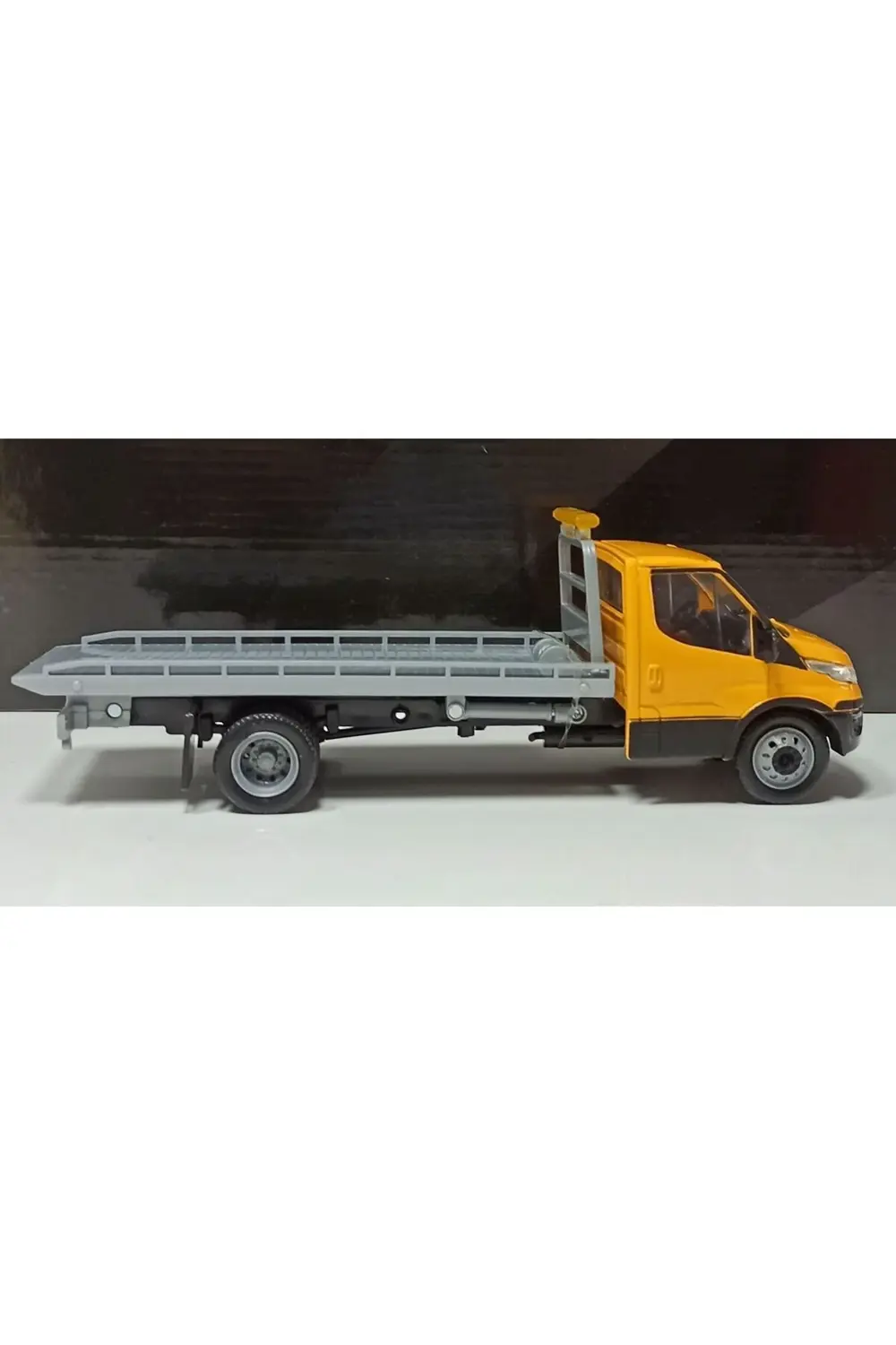 1:36 İVECO otoyol kamyonet