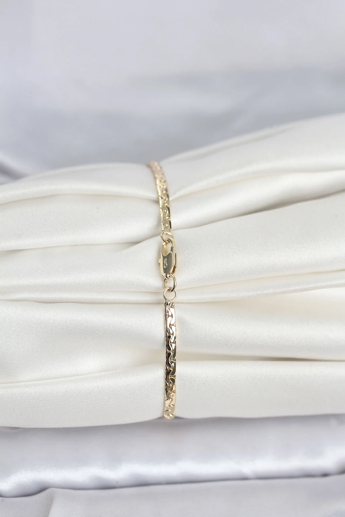14K Gold Plated Kadın Ezme Zincir Bileklik - Şıklığınızı Yansıtan Kaliteli Tasarım